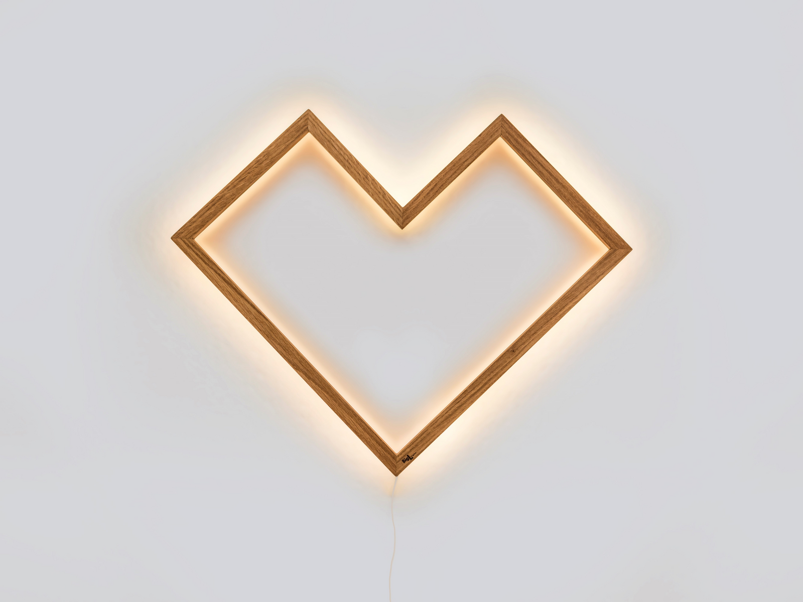 Minimalistische Wandlampe aus Eichenholz im Herzdesign