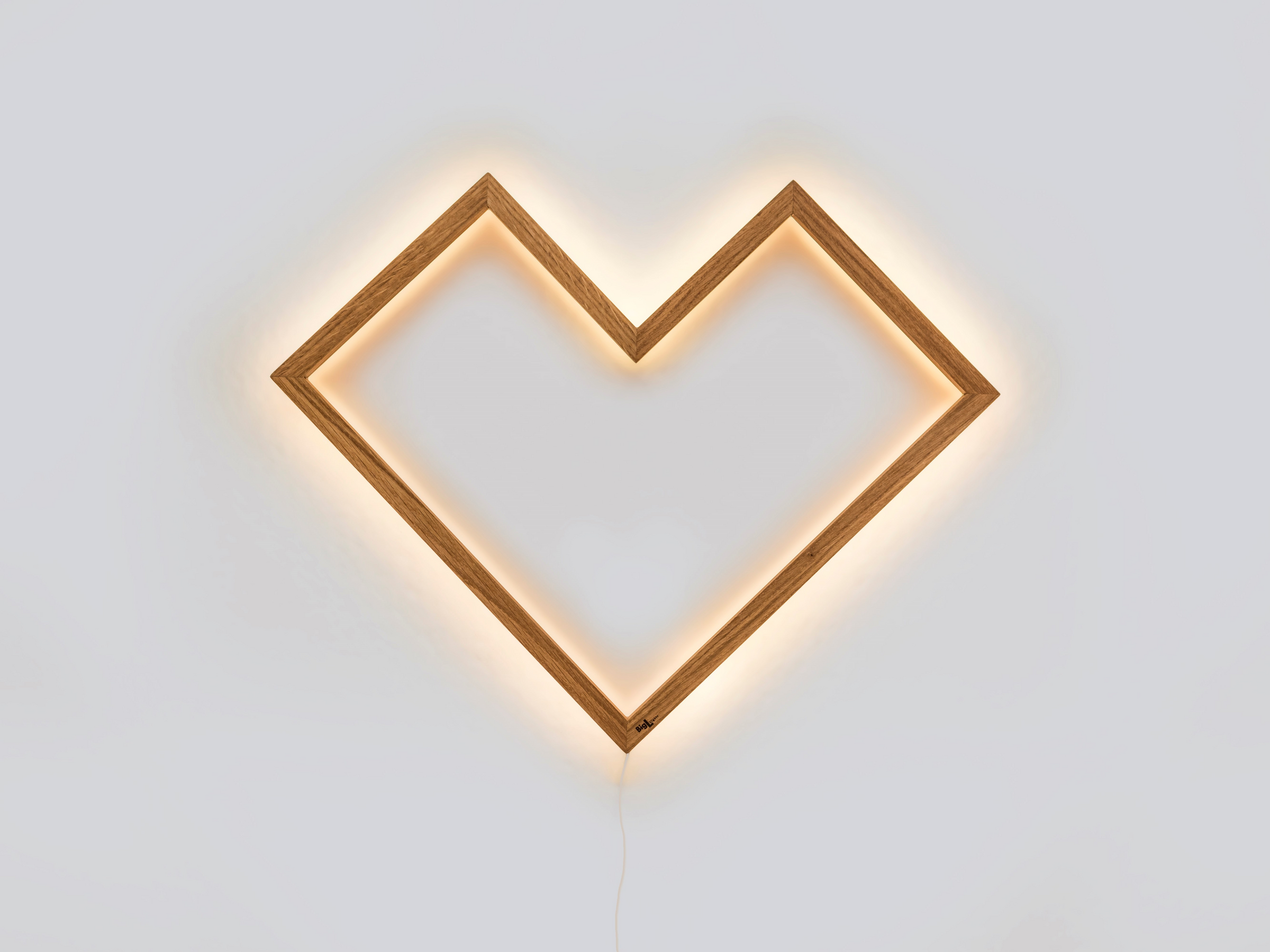Minimalistische Wandlampe aus Eichenholz im Herzdesign